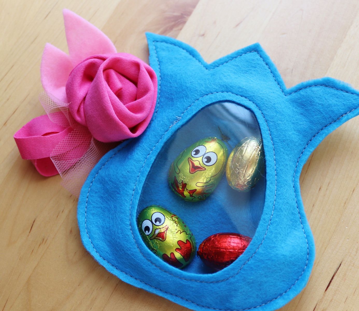 Blog-Inhaltsbild für 'Nähe einen süßen Frühlingsgruß: Tulpen, Hühner und Blüten mit Guckloch. Das perfekte Mitbringsel für liebe Freunde!'